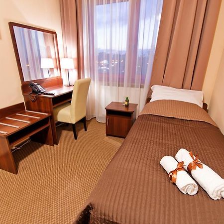 Wiatraczna Hotel Warschau Buitenkant foto