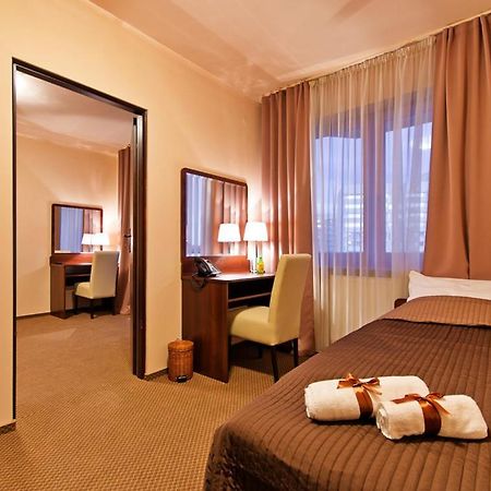 Wiatraczna Hotel Warschau Buitenkant foto