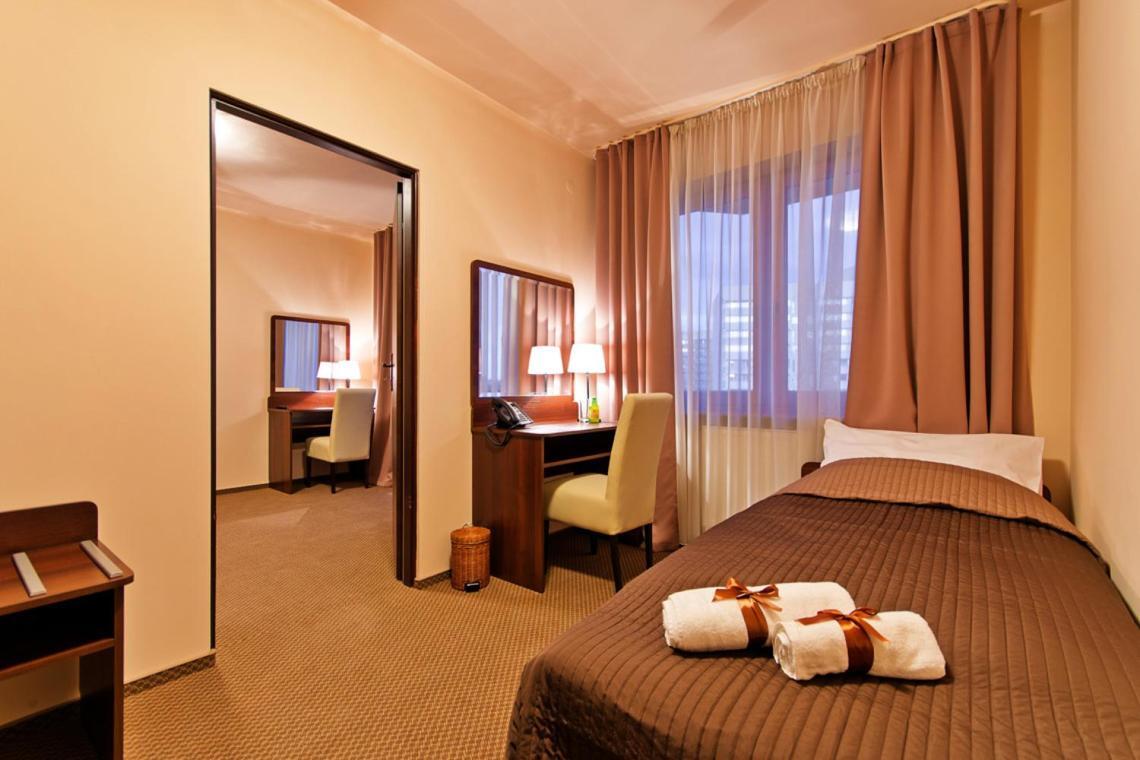Wiatraczna Hotel Warschau Buitenkant foto