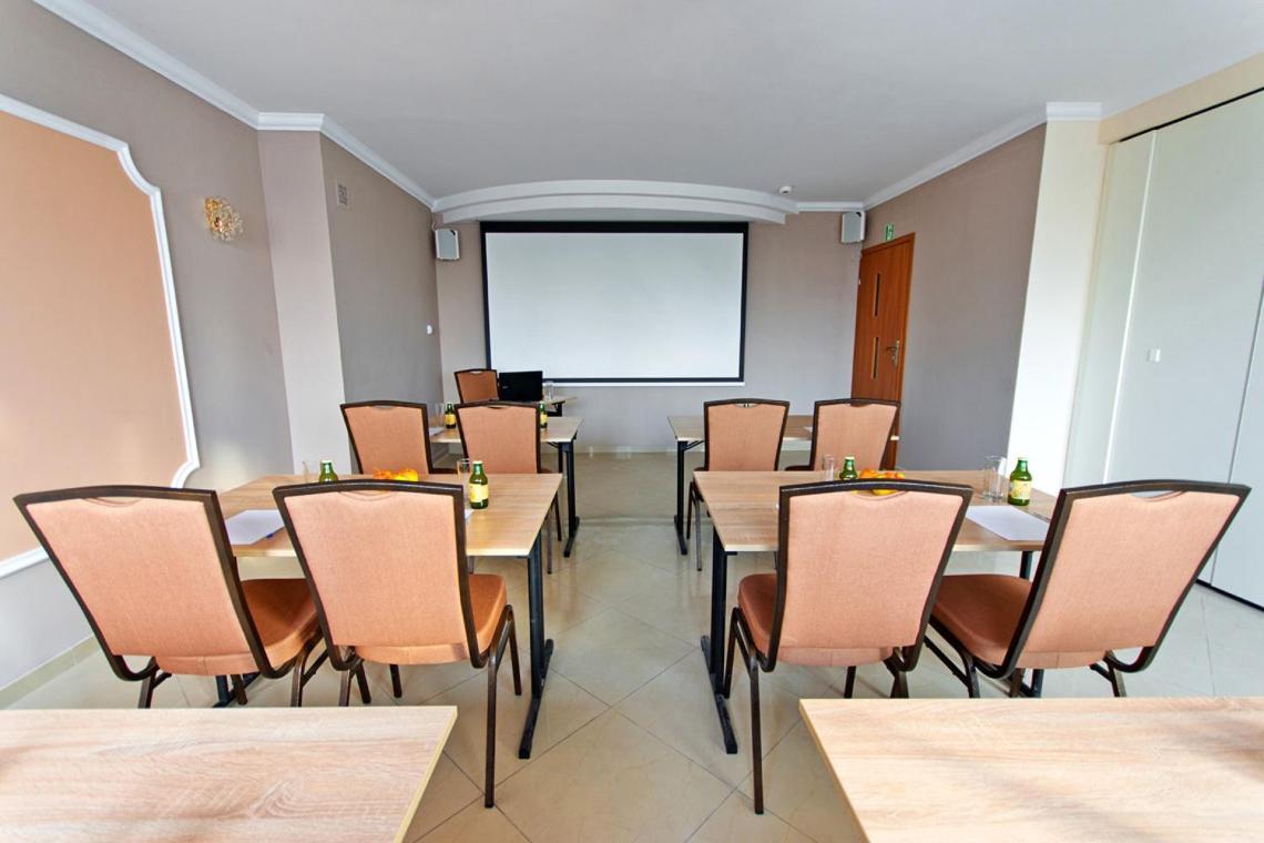 Wiatraczna Hotel Warschau Buitenkant foto